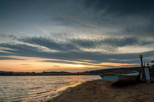 Bellissimo tramonto sul lago in barca — Foto Stock