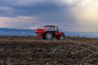 Suni gübre yayılan traktör