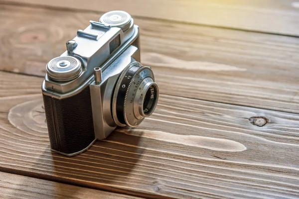 Cámara vintage sobre mesa de madera — Foto de Stock