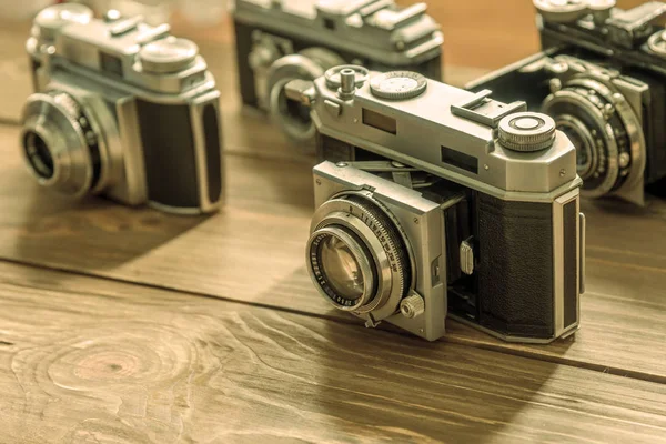 Oldtimer-Kameras und Objektive auf Holzgrund — Stockfoto