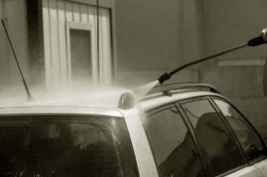 Otomatik hizmet işçisi lüks bir araba yıkama