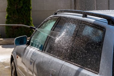 Otomatik hizmet işçisi lüks bir araba yıkama
