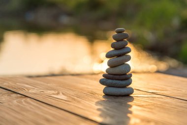 Zen dengeleyici çakıl taşları sisli bir gölün yanında