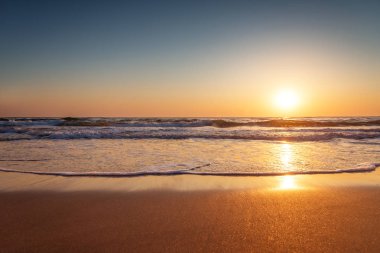 Denizin üzerinde güzel bir gün doğumu