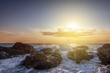 Dalga sıçramalarına gündoğumu.