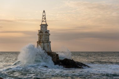 Ahtopol, Bulgaristan'ın deniz feneri güneş doğarken