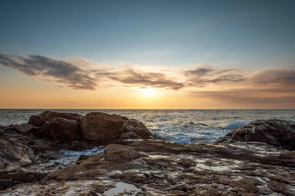 Tropiska färgglada solnedgången på stranden stenar — Stockfoto