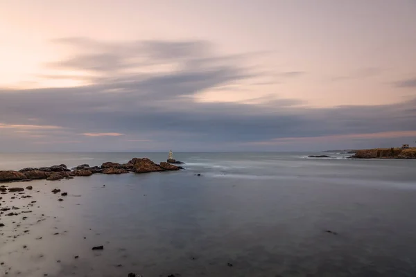 Salida del sol en el faro de Ahtopol, Bulgaria — Foto de Stock