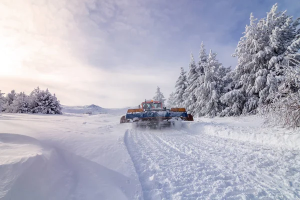 Ratrak, grooming machine, special snow vehicle — Stock Photo, Image