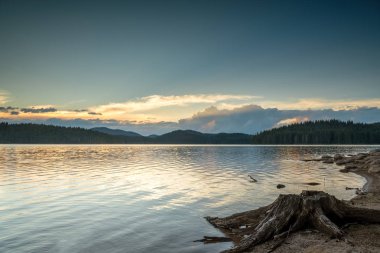 Baraj Shiroka polyana üzerinden günbatımı