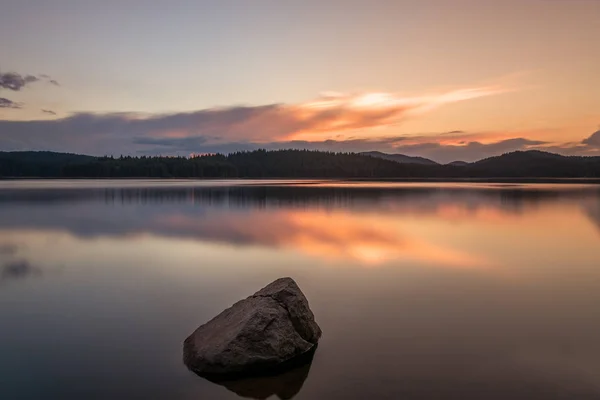 Великолепный длительный солнечный закат озера — стоковое фото