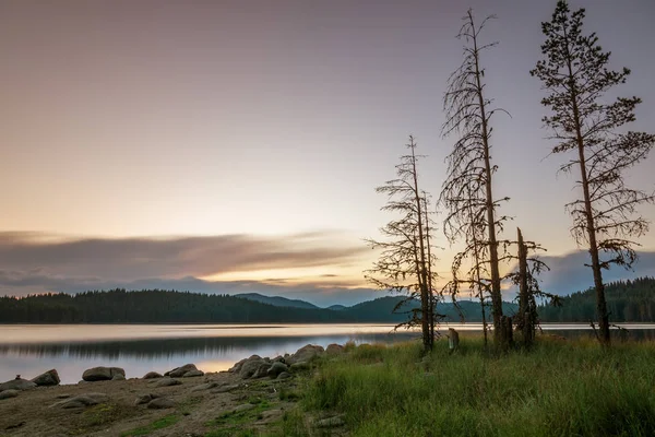 Göl gündoğumu güzel gündoğumu görünümünü Shiroka Polyana
