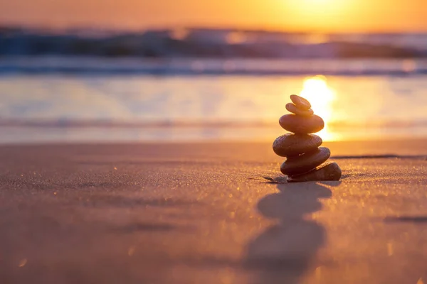 Piedras Equilibrio al amanecer —  Fotos de Stock