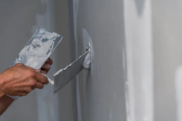 Viejo trabajador manual con herramientas de enlucido de pared casa de renovación — Foto de Stock