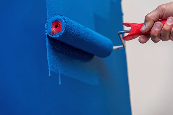 Obrero pintando la pared en azul — Foto de Stock