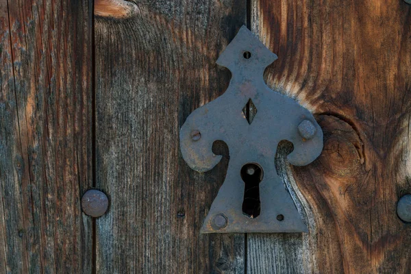 오래 된 녹슨 금속 자물쇠와 열쇠 구멍 — 스톡 사진