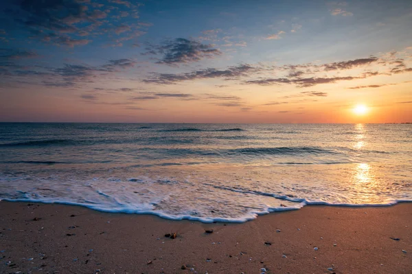 Hermoso amanecer tropical en la playa — Foto de Stock