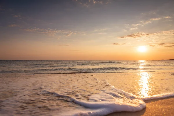 Красивий тропічний схід сонця на пляжі — стокове фото