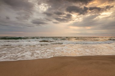 Görkemli Okyanusu günbatımı bir dalga ile