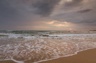 Görkemli Okyanusu günbatımı bir dalga ile