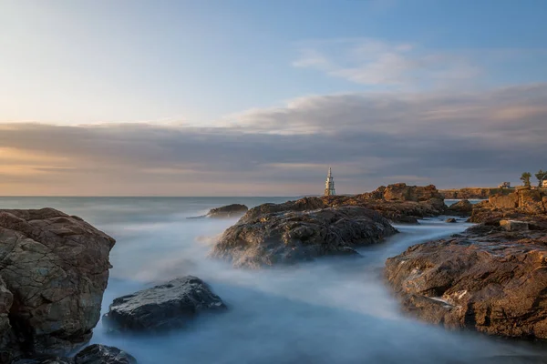 Faro en el puerto de Ahtopol, Mar Negro, Bulgaria — Foto de Stock