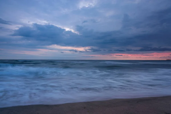 Tramonto maestoso sull'oceano con un'onda di rottura — Foto Stock