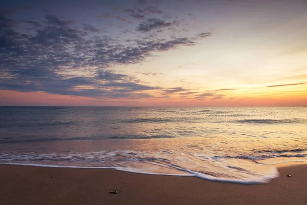 Lever de soleil majestueux avec une vague déferlante . — Photo