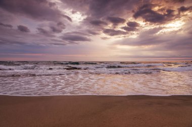 Görkemli Okyanusu günbatımı bir dalga ile