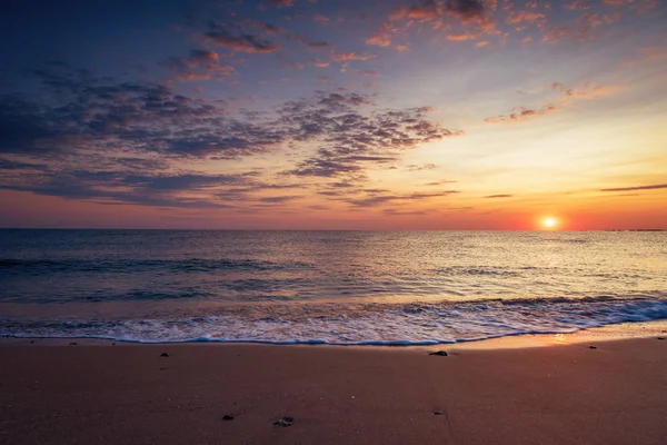 Schöner tropischer Sonnenaufgang am Strand — Stockfoto