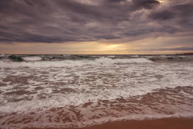 Bir dalga ile görkemli okyanus gündoğumu.
