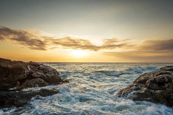 Des éclaboussures de vagues au lever du soleil — Photo