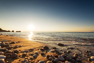 Renkli okyanus plajı gün doğumu