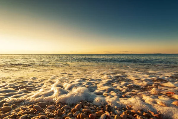Renkli okyanus plajı gün doğumu