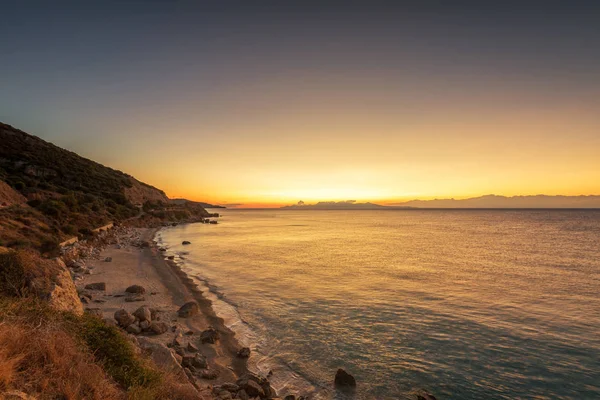 Греція, захід сонця над пляжем — стокове фото