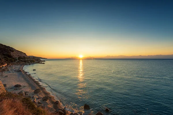 ギリシャのビーチに沈む夕日 — ストック写真