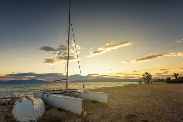 Voilier sur la plage au coucher du soleil — Photo