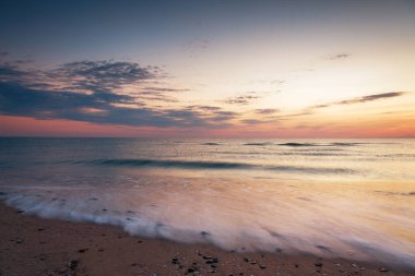 Sahilde güzel bir tropikal gün doğumu.
