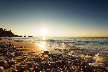 Renkli okyanus plajı gün doğumu.