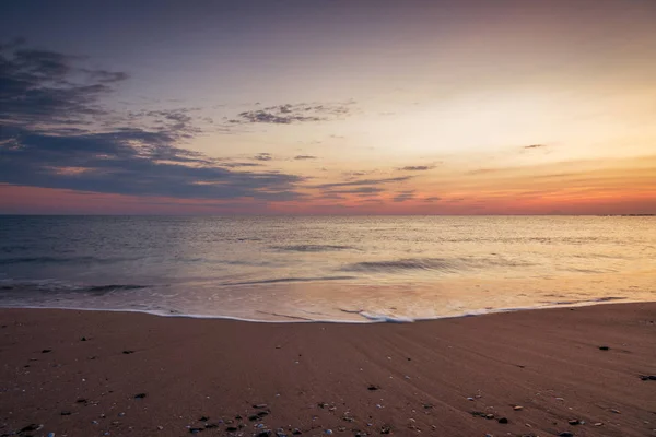 Hermoso amanecer tropical en la playa. — Foto de Stock