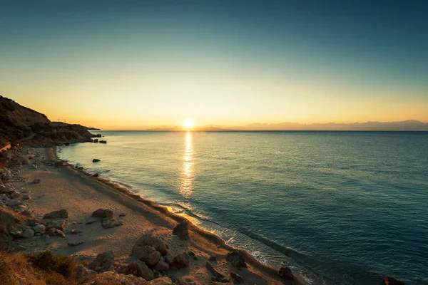 Salida del sol sobre la playa en Grecia . — Foto de Stock