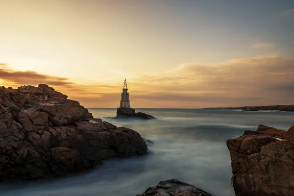 Východ slunce u majáku v Ahtopol, Bulharsko. — Stock fotografie