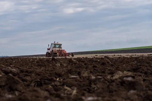 Campos de arado de tractores . —  Fotos de Stock