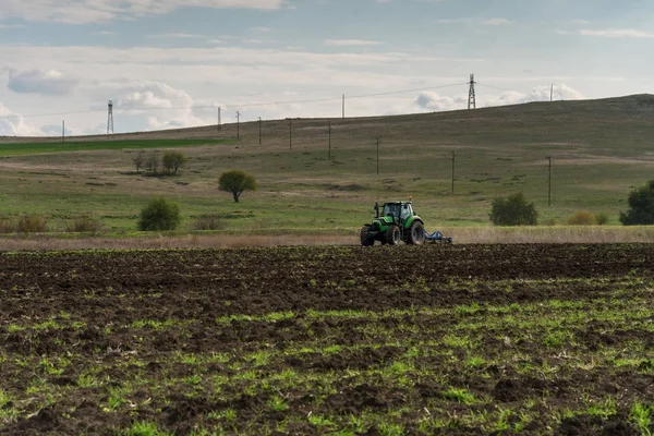 Tractor plowing fields — Stock Photo, Image