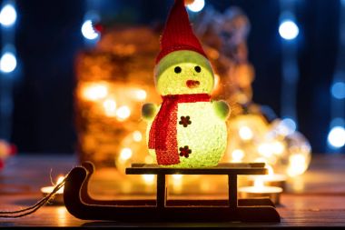 Neşeli kardan adam. Yeni yıl fotoğraf arka plan. 