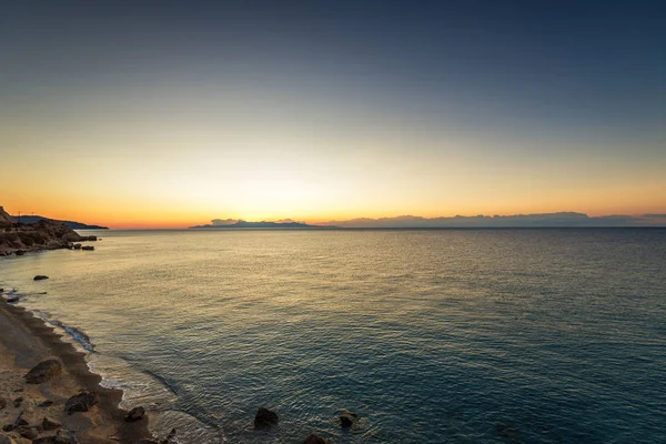 Греція, захід сонця над пляжем. — стокове фото