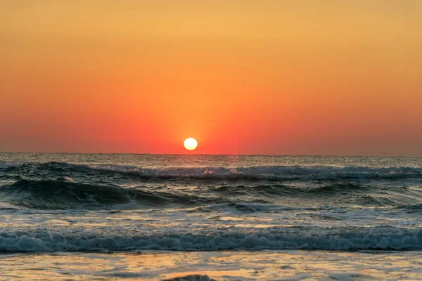 Zonsopgang op het strand. — Stockfoto