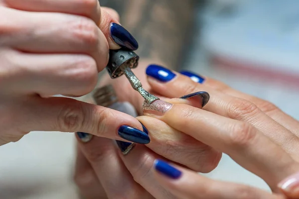 Trattamento di manicure a salone di unghia . — Foto Stock