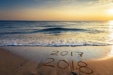 bir plaj kum üzerinde yazılı 2018 seyahat 2018 yeni yıl concep