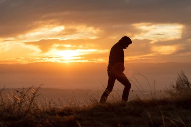 gün batımında dağlarda turistik