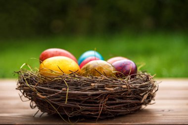 Ahşap arka planda paskalya yumurtaları.